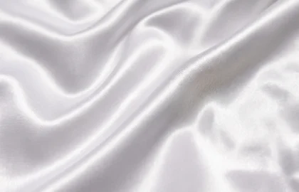Detalle de la superficie brillante del tejido de raso saten para la creacion de banderas institucionales elegantes